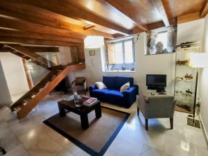 MiñortosCasa do Fieiro的客厅设有蓝色的沙发和楼梯。
