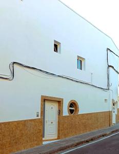 伊兹奎尔多Seagull Estudios的白色的建筑,旁边有一扇门