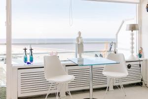 赞德沃特Dare to be different的一间享有海滩美景的用餐室