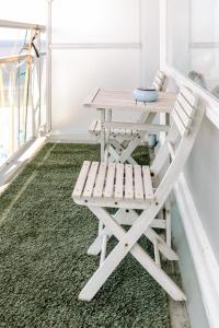 赞德沃特Dare to be different的绿色地毯上的木桌和椅子