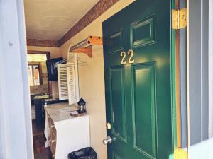 戴德伍德Cedar Wood Inn的绿色的门,上面有编号在厨房里