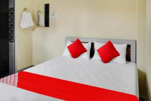 OYO Flagship Hotel Kashyap Inn客房内的一张或多张床位