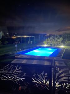 图尔达Wineyards Salin的夜晚的游泳池,灯光蓝色