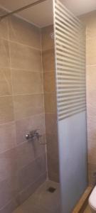 西迪基里尔Villa amoun的带淋浴、水槽和卫生间的浴室