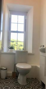 BentpathBillholm House的白色的浴室设有卫生间和窗户。