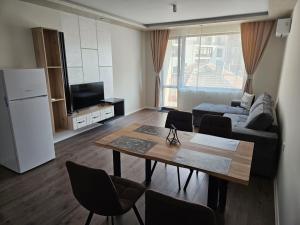 多布里奇AMORA Apartment的客厅配有沙发和桌椅