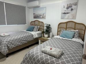 黄金海岸sunrise on the beach的一间卧室设有两张床和一张粉笔板