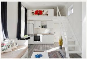 斯德哥尔摩Fresh happy little house, 35 m2 IN Täby的白色的公寓,设有楼梯和厨房