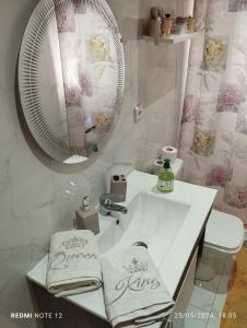 拉巴特Luxury house hay riad familly的白色的浴室设有水槽和镜子