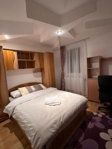 苏恰瓦Special apartment NADEVA的卧室配有一张白色大床