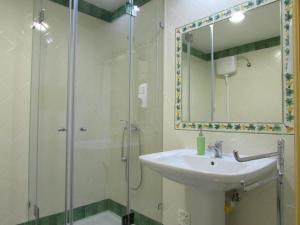 Arneiro da VoltaCasa De Besteiros的浴室配有盥洗盆和带镜子的淋浴