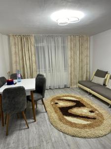 苏恰瓦Special apartment NADEVA的客厅配有桌子和沙发