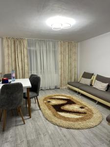 苏恰瓦Special apartment NADEVA的客厅配有沙发和桌子