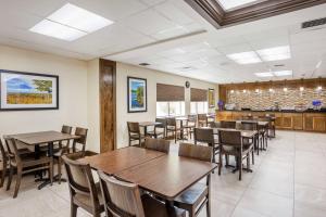 Blakeslee布莱克斯里-波科诺贝斯特韦斯特酒店的用餐室配有木桌和椅子