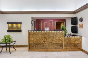 Blakeslee布莱克斯里-波科诺贝斯特韦斯特酒店的大堂设有木隔板和桌子