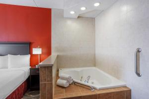 Blakeslee布莱克斯里-波科诺贝斯特韦斯特酒店的带浴缸和床的酒店客房