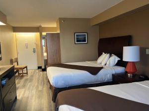 卡利斯佩尔卡利斯比美洲最佳价值客栈的酒店客房配有两张床和一张书桌