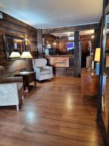 圣地亚哥Hotel Sonetto的客厅设有木墙和木地板