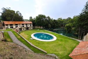 瓦斯卡坎波Hotel Hacienda San Miguel Regla的享有带游泳池的外部景致