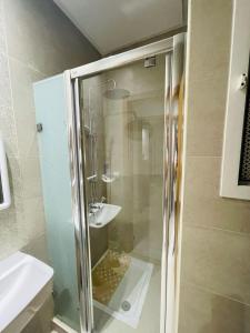 突尼斯Zayatine RDC的一个带水槽的玻璃淋浴间