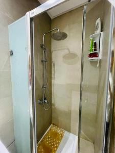突尼斯Zayatine RDC的浴室里设有玻璃门淋浴
