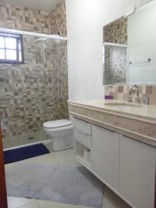 坎波斯杜若尔当Casa dos Neves的一间带水槽、卫生间和淋浴的浴室