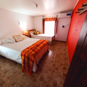 埃利萨镇Solar de Campo的酒店客房设有两张床和窗户。