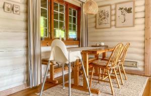2 Bedroom Pet Friendly Home In Rge的一间带木桌和椅子的用餐室