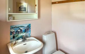 诺尔泰利耶2 Bedroom Nice Home In Norrtlje的一间带水槽、卫生间和镜子的浴室