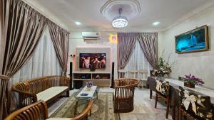 双溪大年SMART Homestay Permaipura的客厅配有沙发和桌子