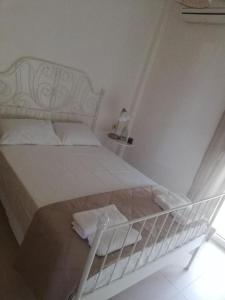 鲁特罗Maistrali的白色客房内的一张白色床架