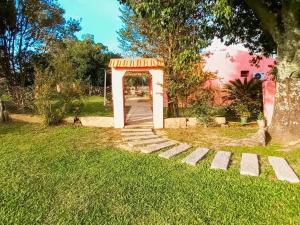 埃利萨镇Solar de Campo的院子中的一个门,有草和树