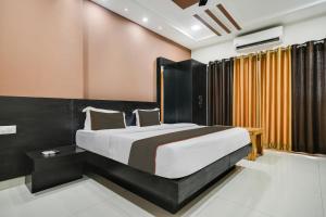 印多尔Collection O Santushti Hotel & Restaurant的一间卧室,卧室内配有一张大床