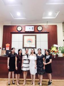 Ha TinhViệt Thái Hotel Hà Tĩnh的一群女人在屋子里为照片作假