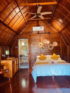 珍南海滩Golden Chenang Village的一间卧室配有一张床和吊扇