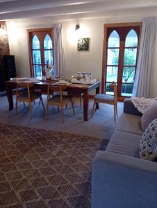 提马鲁Kingsdown Manor B&B Timaru的客厅配有桌子和沙发