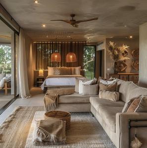 侯斯普瑞特Oase by 7 Star Lodges - Greater Kruger Private 530ha Reserve的客厅配有沙发和1张床