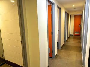 墨尔本墨尔本欧洲旅舍的走廊上设有许多门,铺有瓷砖地板