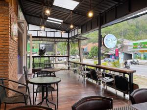 Ban Khlong YaiALPHA Hostel Cafe&Bar的大楼内带桌椅的餐厅