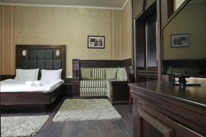贝尔格莱德维拉特雷兹吉酒店的酒店客房,配有床和沙发