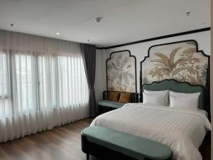 河内Aquarius Premium Hotel的一间卧室配有一张大床和大床头板