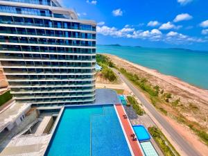 西哈努克Platinum Coast Hotel and condominium的享有大楼和海滩的空中景致