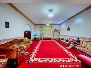 沙迦Holiday Home Rent villa的带沙发和红地毯的客厅