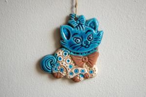 干尼亚Estrella Studios的挂在墙上的蓝色猫饰物