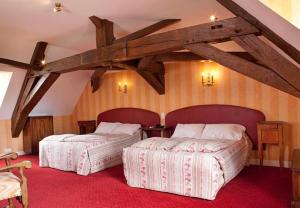 格里里尼城堡酒店的配有木天花板的客房设有两张床。