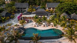 内布拉拉Eliana Resort And Spa的享有带游泳池的度假村的空中景致