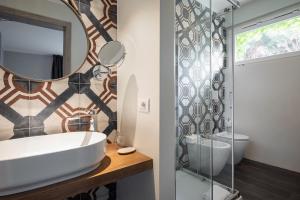 马西亚娜马里纳Marina Garden Hotel的一间带水槽和镜子的浴室