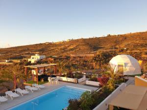 AricoDomes1 Tenerife, lujo con el encanto de acampar的一个带游泳池和凉亭的别墅