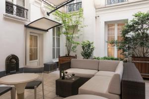 巴黎Magda Champs Elysées的客厅配有沙发和桌子