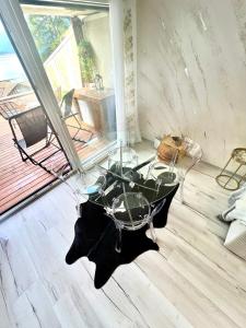 蒙特勒Spa luxury app for 2 or 4 pers centre lac view的木地板客房内的玻璃桌
